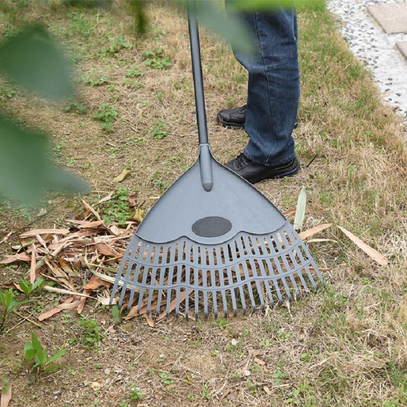 Plastic lawn rake operation(001)