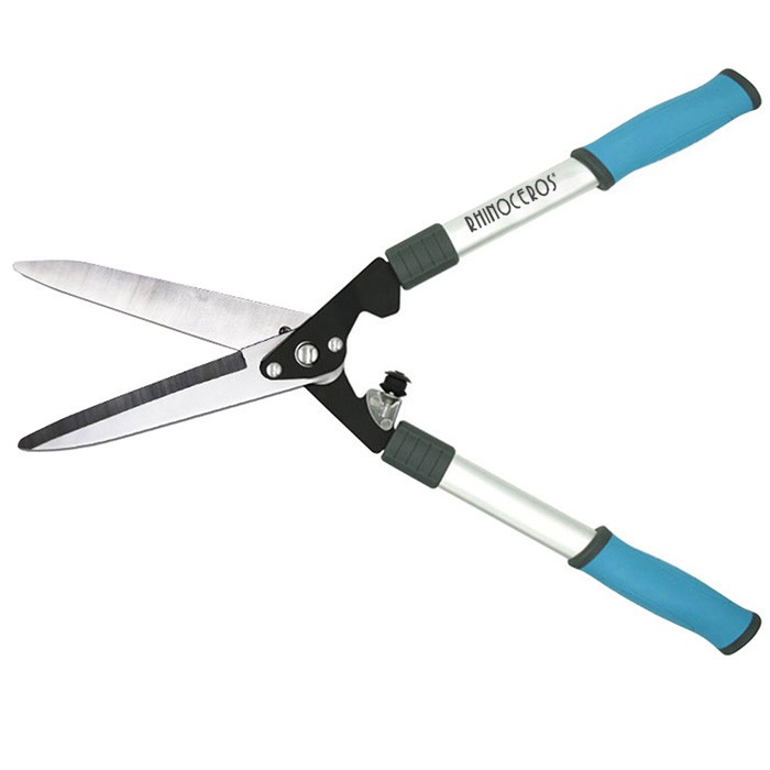 L'utilisation d'outils de jardin - cisailles à branches hautes et scies à bra...