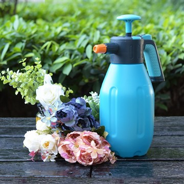 Garder mon jardin hydraté : une journée avec mon fidèle arrosoir
