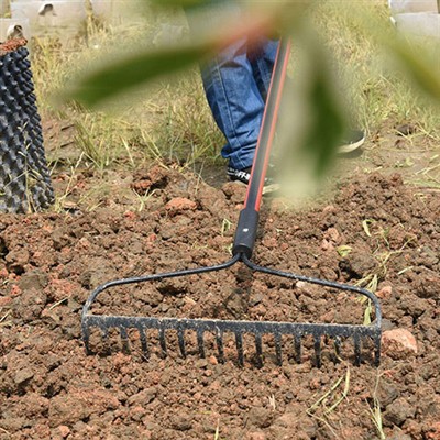 Un jardinier professionnel a besoin d’un râteau à arc