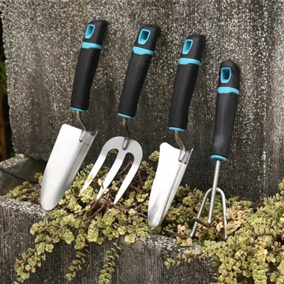 Entretien quotidien des plantes en pot sur le balcon de votre maison