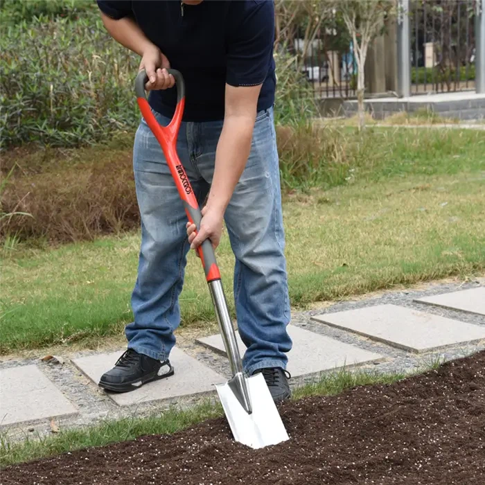 Acier inoxydable ou carbone : choisir des outils de jardinage